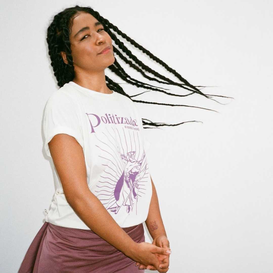 T-shirt Politizada e Com Tempo - Jouer Couture