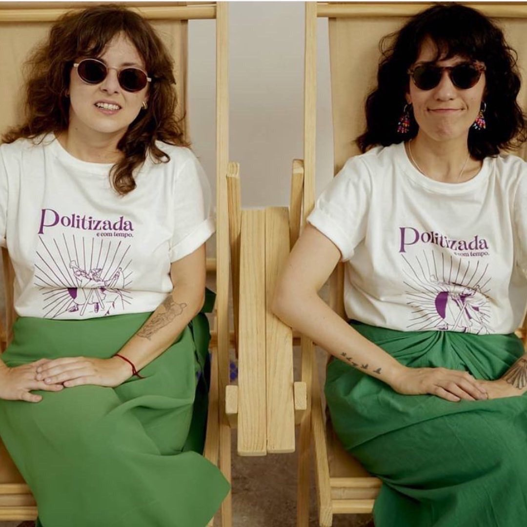 T-shirt Politizada e Com Tempo - Jouer Couture