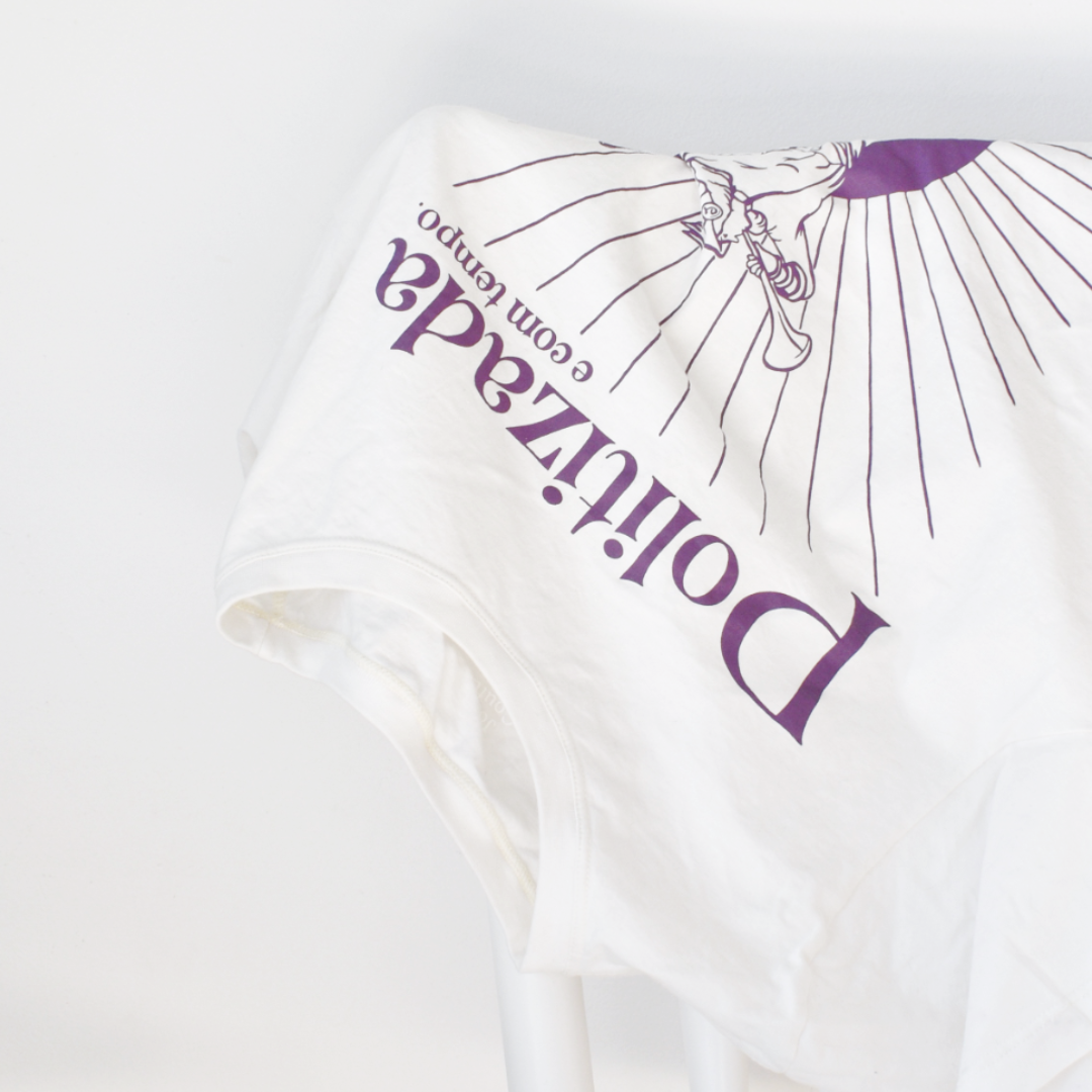 T-shirt Politizada e Com Tempo - Jouer Couture