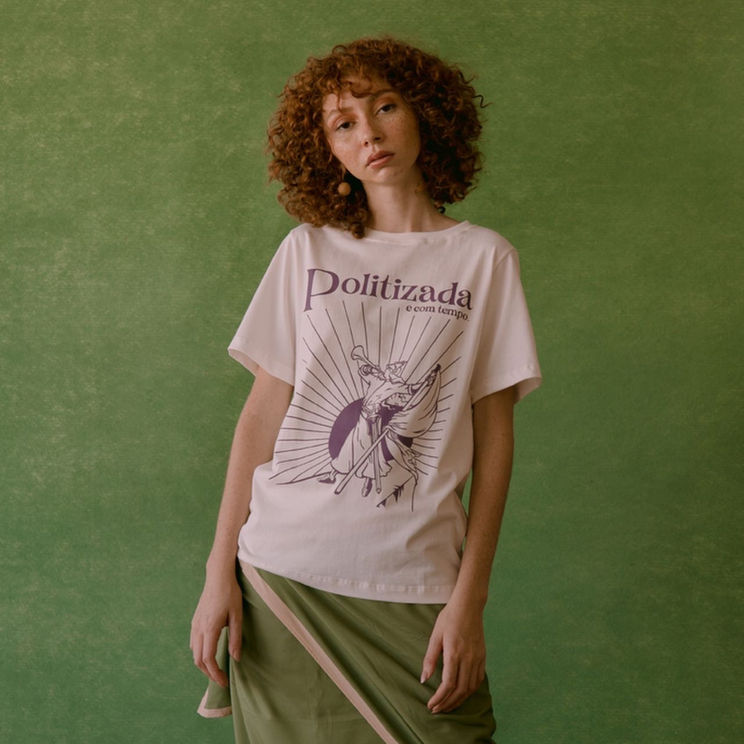 T-shirt Politizada e Com Tempo - Jouer Couture